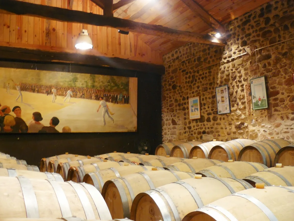 Le chai à barriques du Domaine de Souch, murs de pierre et fresque