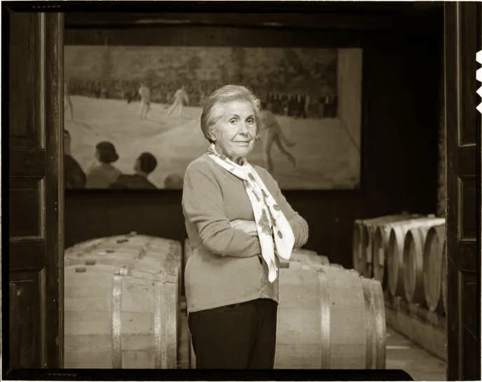 Yvonne Hégoburu dans le chai à barriques du domaine